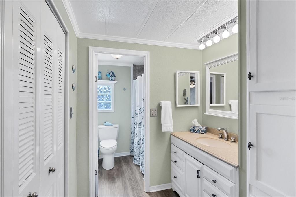 На продажу: $159,900 (2 спален, 2 ванн, 1056 Квадратных фут)