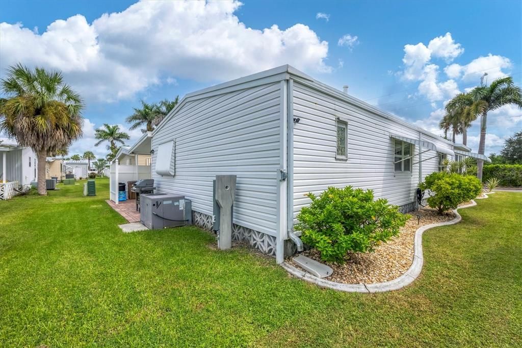 На продажу: $159,900 (2 спален, 2 ванн, 1056 Квадратных фут)