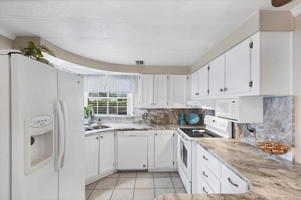 На продажу: $159,900 (2 спален, 2 ванн, 1056 Квадратных фут)