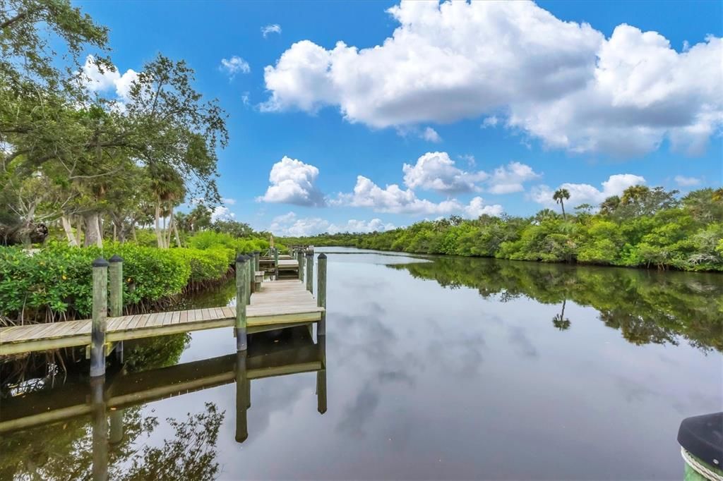 На продажу: $159,900 (2 спален, 2 ванн, 1056 Квадратных фут)