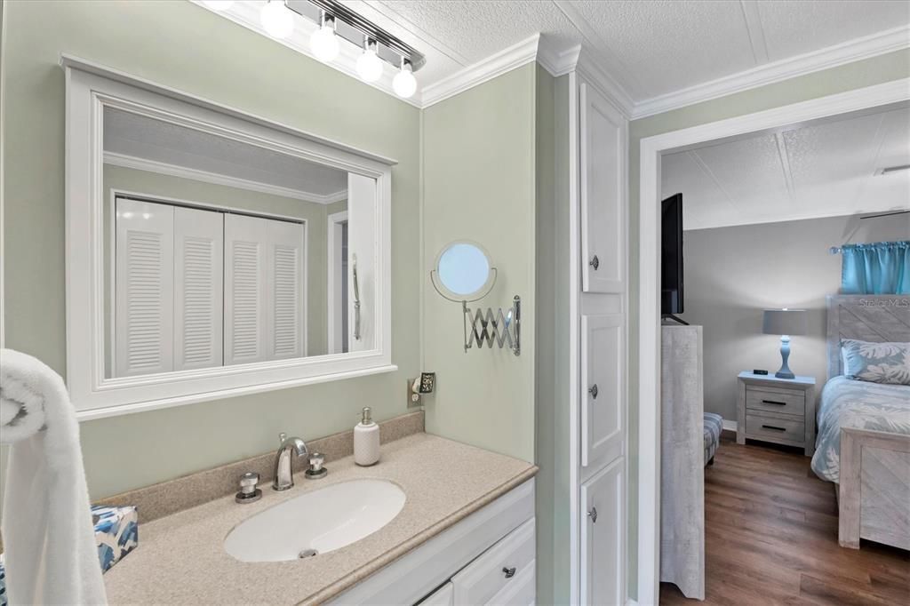 На продажу: $159,900 (2 спален, 2 ванн, 1056 Квадратных фут)