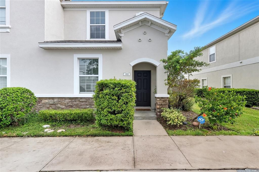 For Sale: $255,000 (3 beds, 3 baths, 1572 Square Feet)