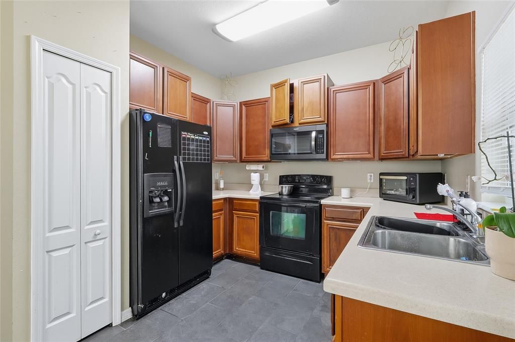 For Sale: $255,000 (3 beds, 3 baths, 1572 Square Feet)