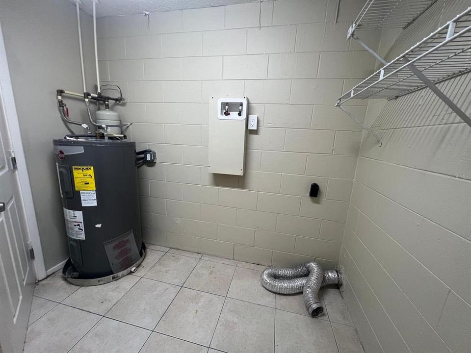 Activo con contrato: $279,900 (4 camas, 2 baños, 1402 Pies cuadrados)