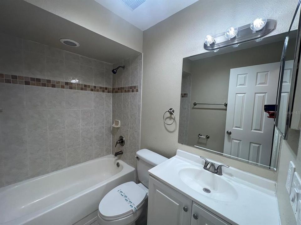 Activo con contrato: $279,900 (4 camas, 2 baños, 1402 Pies cuadrados)