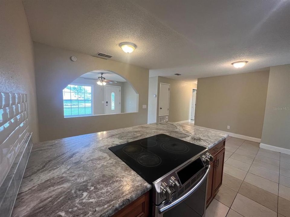 Activo con contrato: $279,900 (4 camas, 2 baños, 1402 Pies cuadrados)