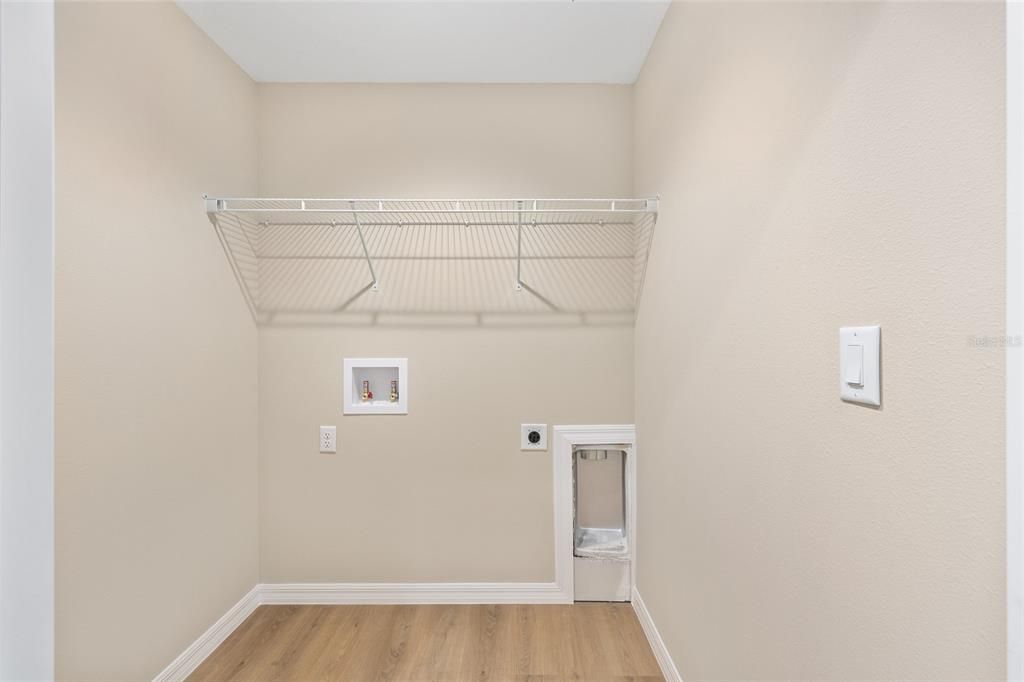 En Venta: $299,900 (4 camas, 2 baños, 1715 Pies cuadrados)