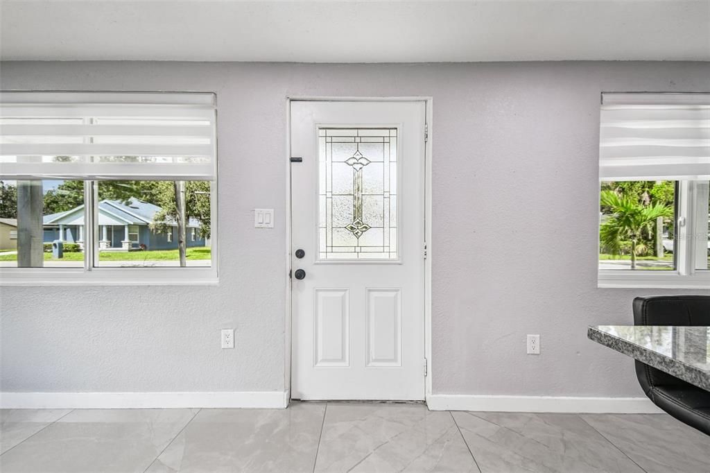 Под контрактом: $305,000 (3 спален, 2 ванн, 912 Квадратных фут)