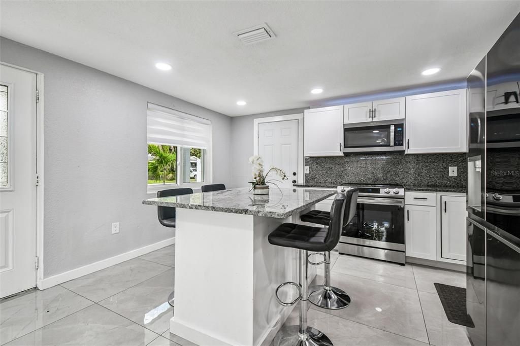 Под контрактом: $305,000 (3 спален, 2 ванн, 912 Квадратных фут)