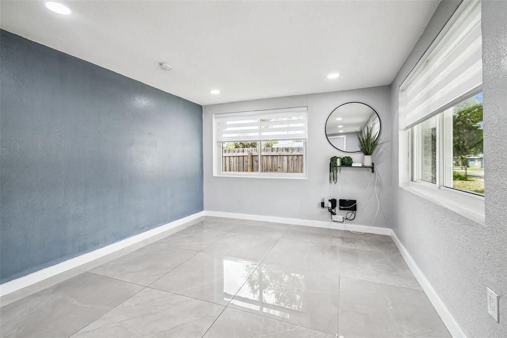 Под контрактом: $305,000 (3 спален, 2 ванн, 912 Квадратных фут)