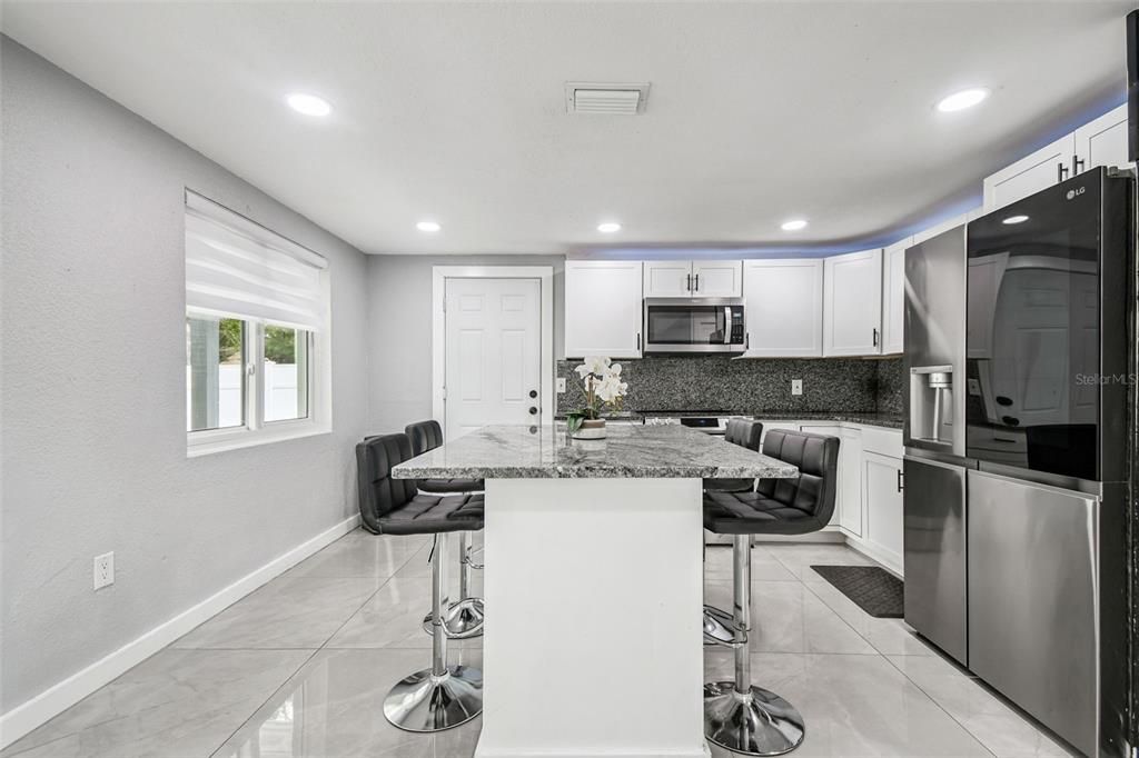 Под контрактом: $305,000 (3 спален, 2 ванн, 912 Квадратных фут)