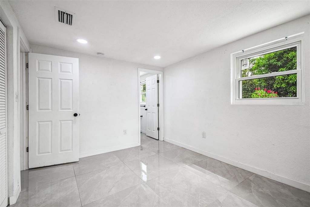 Под контрактом: $305,000 (3 спален, 2 ванн, 912 Квадратных фут)