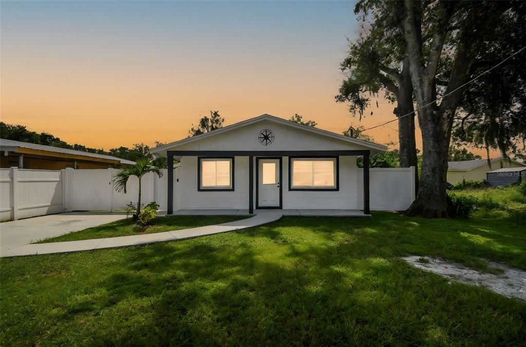 Под контрактом: $305,000 (3 спален, 2 ванн, 912 Квадратных фут)