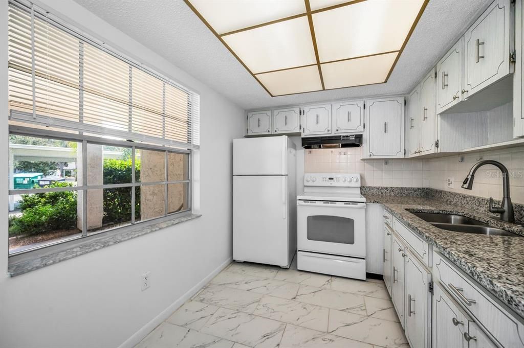 For Sale: $95,000 (1 beds, 1 baths, 817 Square Feet)