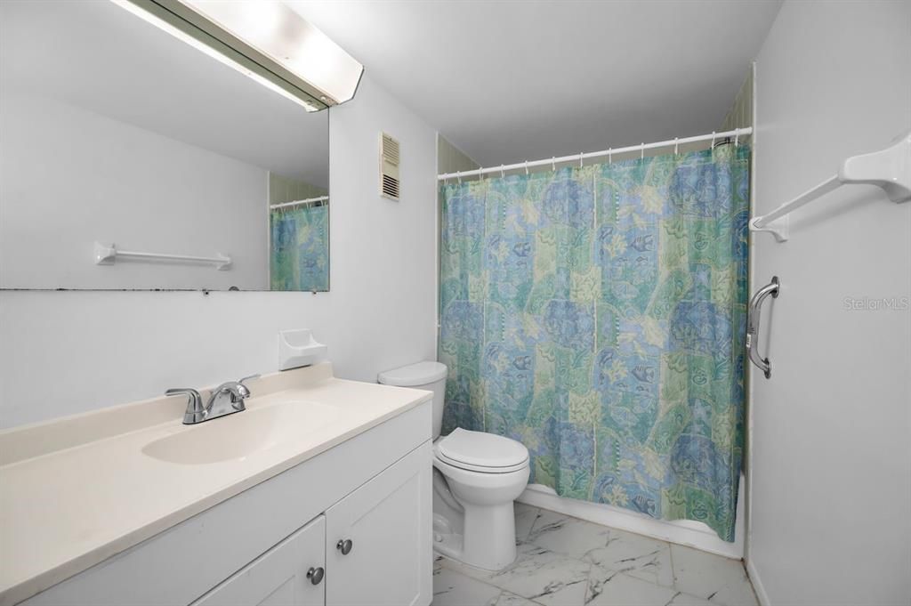 For Sale: $95,000 (1 beds, 1 baths, 817 Square Feet)