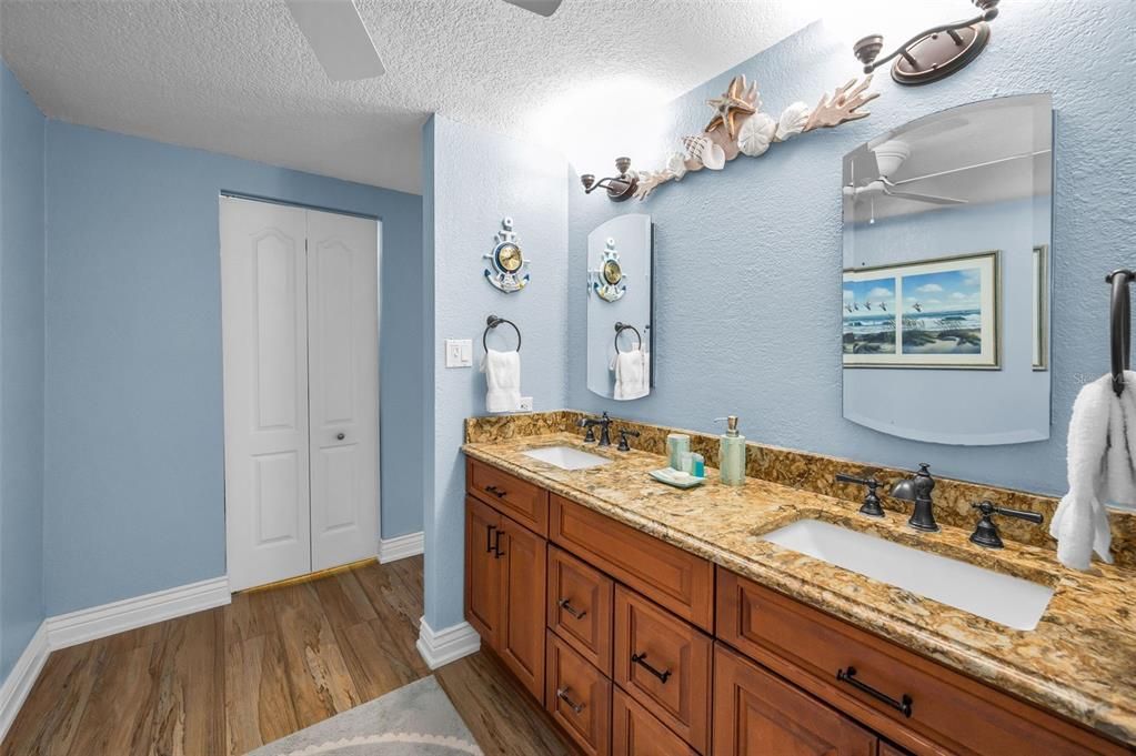 待售: $1,295,000 (2 贝兹, 2 浴室, 1225 平方英尺)