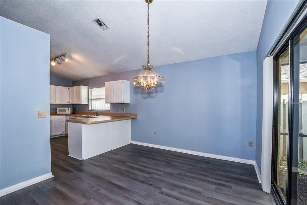 Active With Contract: $2,300 (3 beds, 2 baths, 1546 Square Feet)