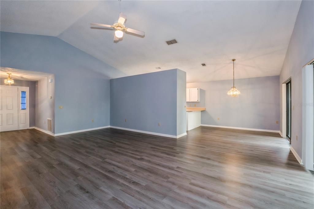 Active With Contract: $2,300 (3 beds, 2 baths, 1546 Square Feet)