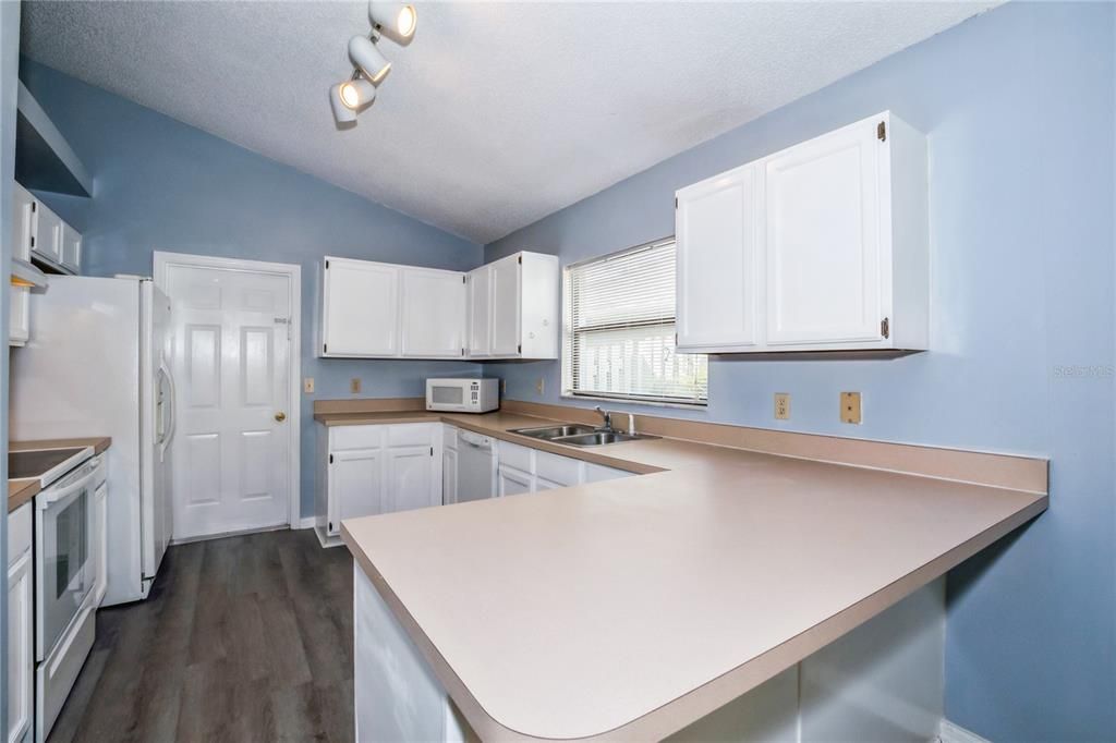 Active With Contract: $2,300 (3 beds, 2 baths, 1546 Square Feet)