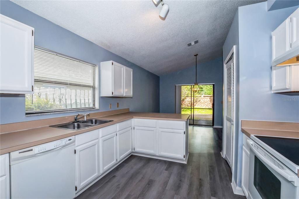 Active With Contract: $2,300 (3 beds, 2 baths, 1546 Square Feet)