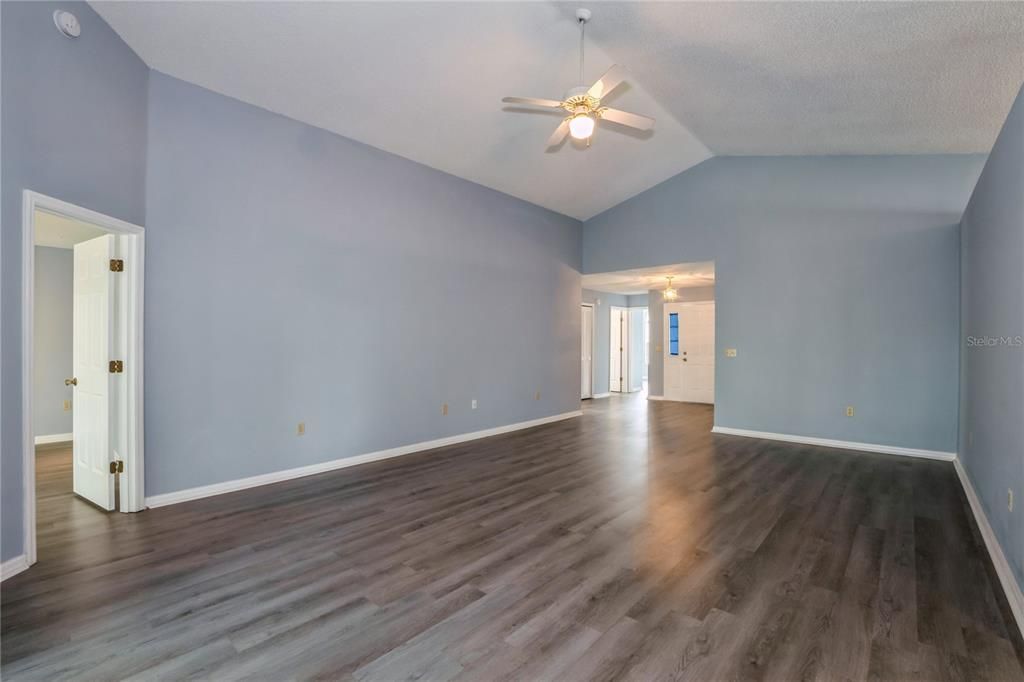 Active With Contract: $2,300 (3 beds, 2 baths, 1546 Square Feet)