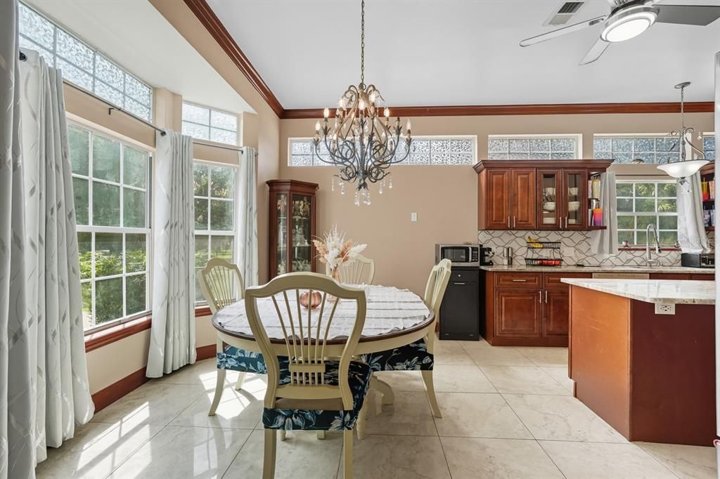 En Venta: $649,900 (4 camas, 3 baños, 3712 Pies cuadrados)