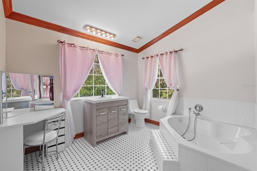 En Venta: $649,900 (4 camas, 3 baños, 3712 Pies cuadrados)