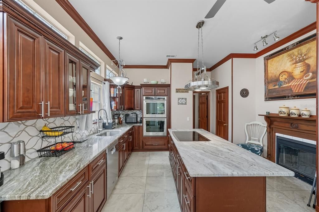 En Venta: $649,900 (4 camas, 3 baños, 3712 Pies cuadrados)