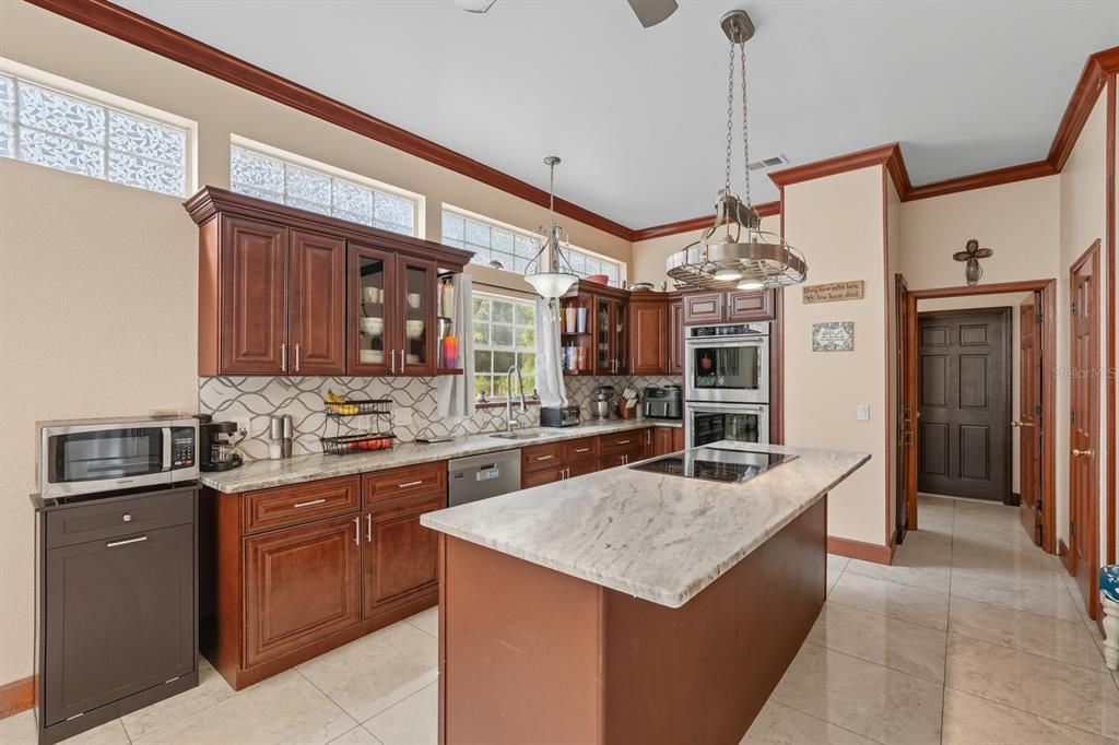 En Venta: $649,900 (4 camas, 3 baños, 3712 Pies cuadrados)