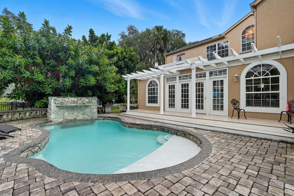 En Venta: $649,900 (4 camas, 3 baños, 3712 Pies cuadrados)