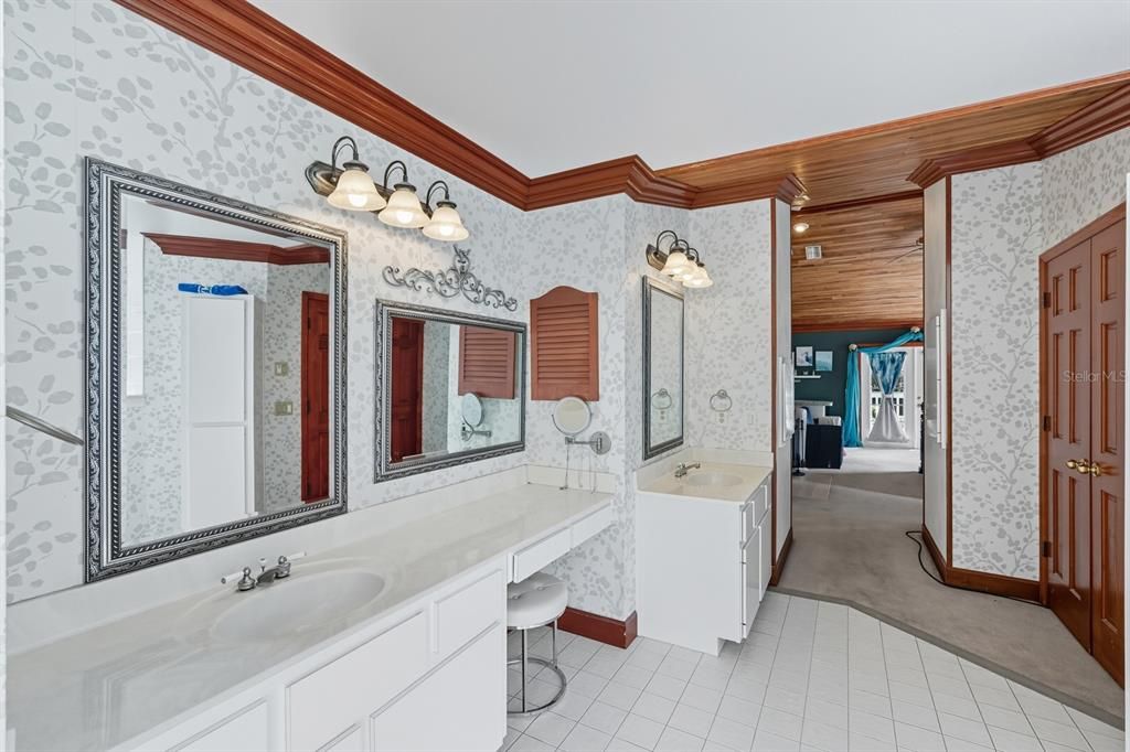 En Venta: $649,900 (4 camas, 3 baños, 3712 Pies cuadrados)