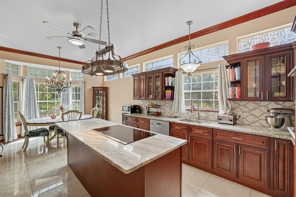 En Venta: $649,900 (4 camas, 3 baños, 3712 Pies cuadrados)