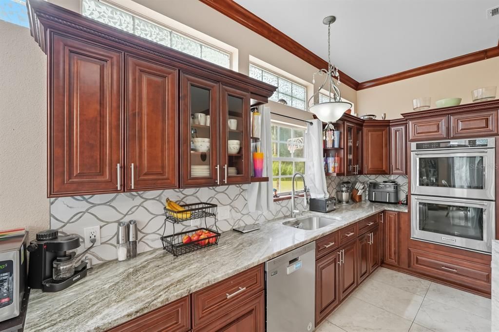 En Venta: $649,900 (4 camas, 3 baños, 3712 Pies cuadrados)