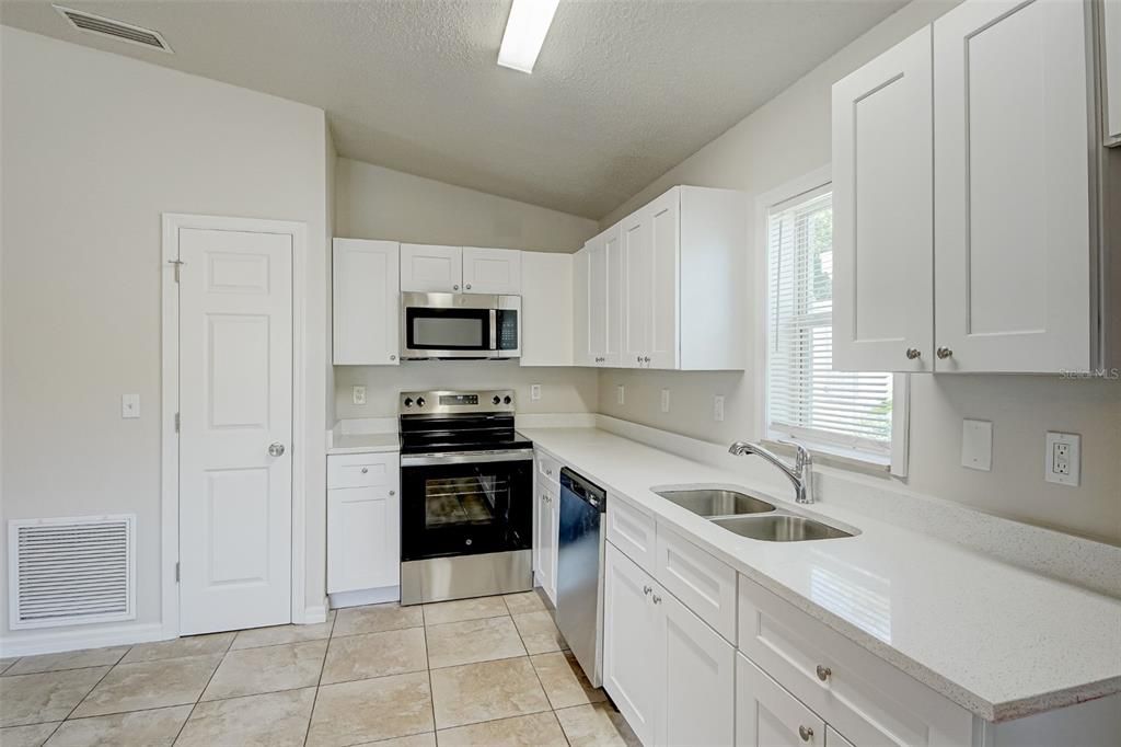 For Sale: $212,500 (3 beds, 2 baths, 1298 Square Feet)