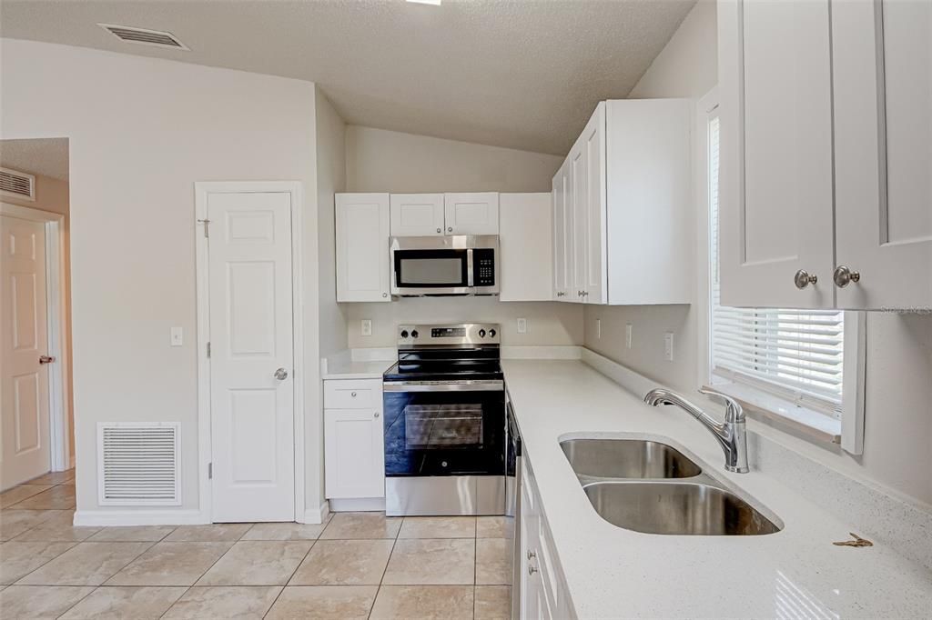For Sale: $212,500 (3 beds, 2 baths, 1298 Square Feet)