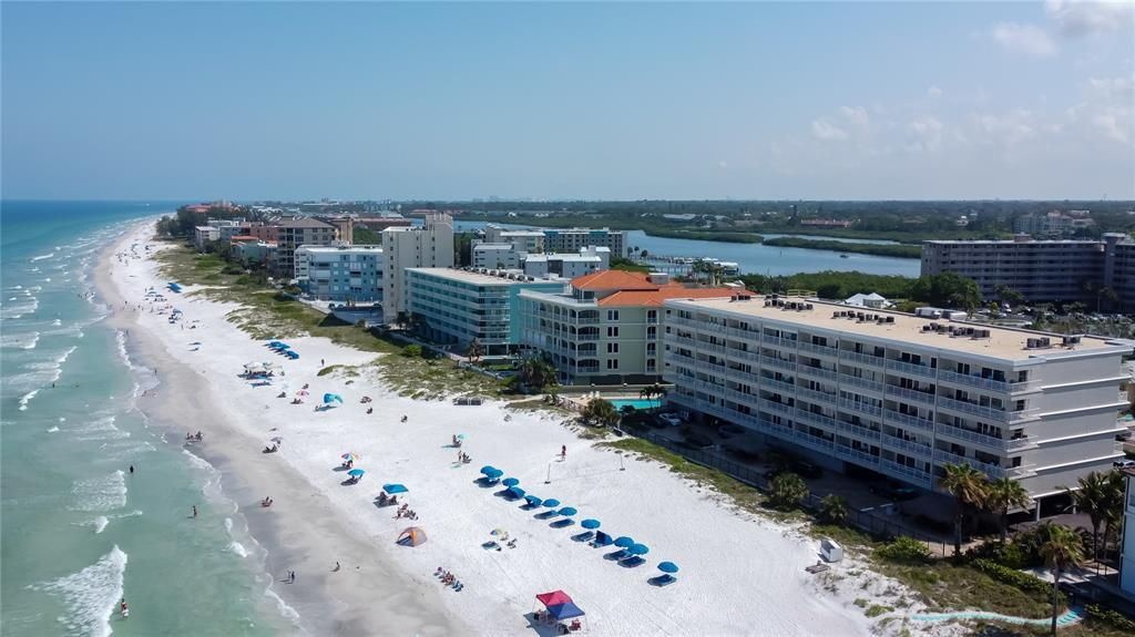 Active With Contract: $1,299,500 (3 beds, 2 baths, 1425 Square Feet)