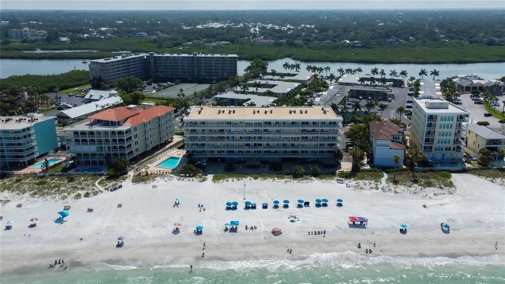 Active With Contract: $1,299,500 (3 beds, 2 baths, 1425 Square Feet)