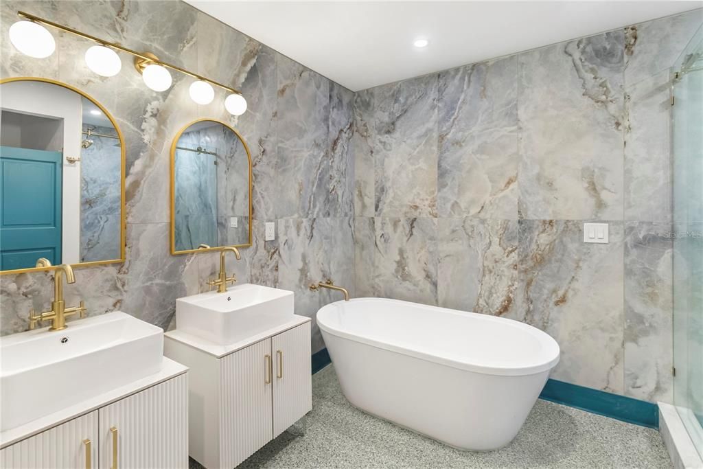 En Venta: $549,000 (5 camas, 3 baños, 2456 Pies cuadrados)