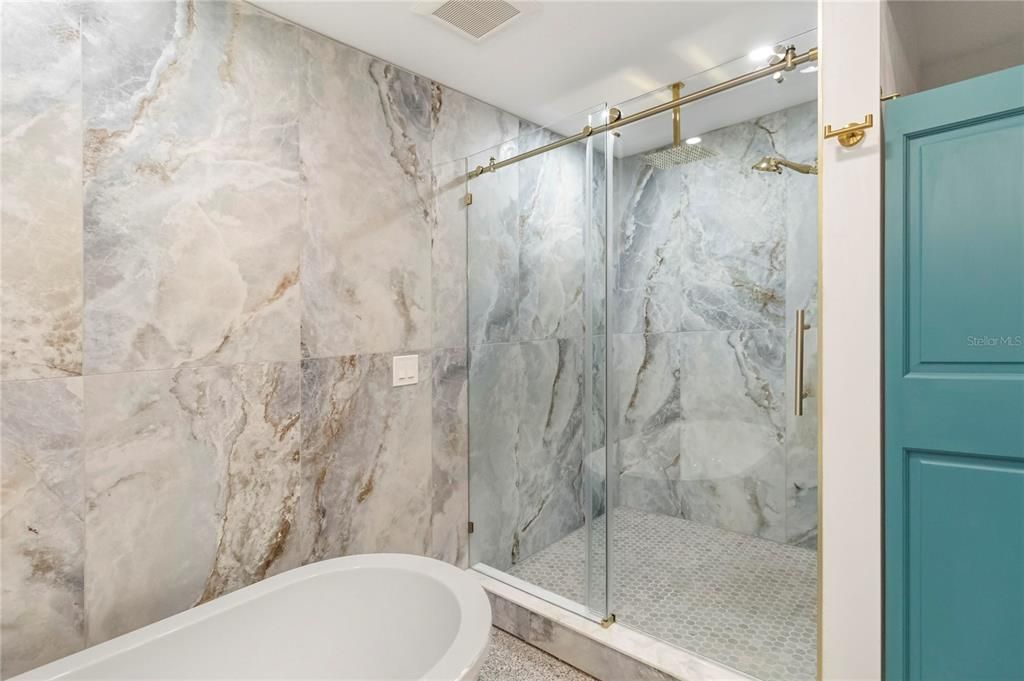 En Venta: $549,000 (5 camas, 3 baños, 2456 Pies cuadrados)