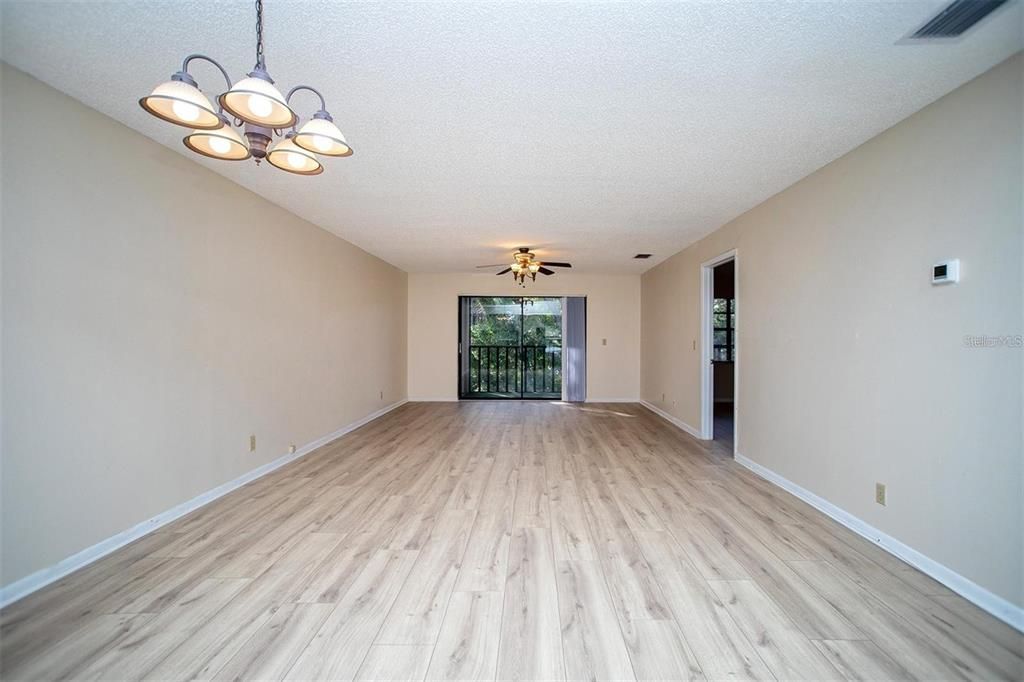 Active With Contract: $164,900 (2 beds, 2 baths, 1090 Square Feet)