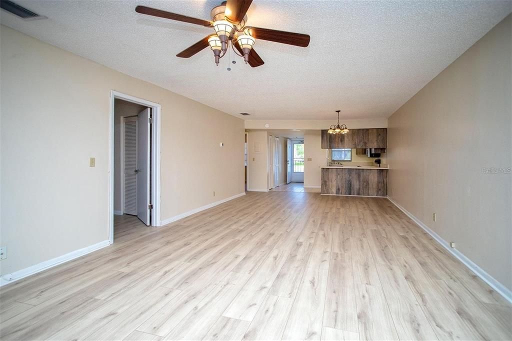 Active With Contract: $164,900 (2 beds, 2 baths, 1090 Square Feet)