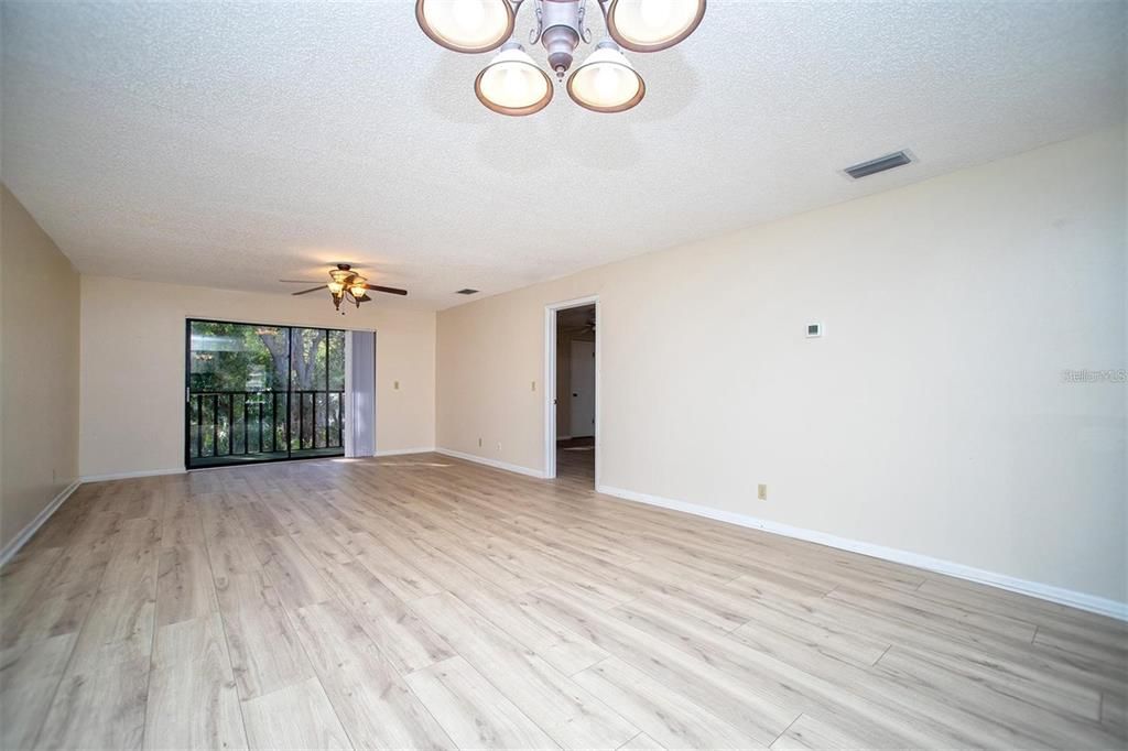 Active With Contract: $164,900 (2 beds, 2 baths, 1090 Square Feet)
