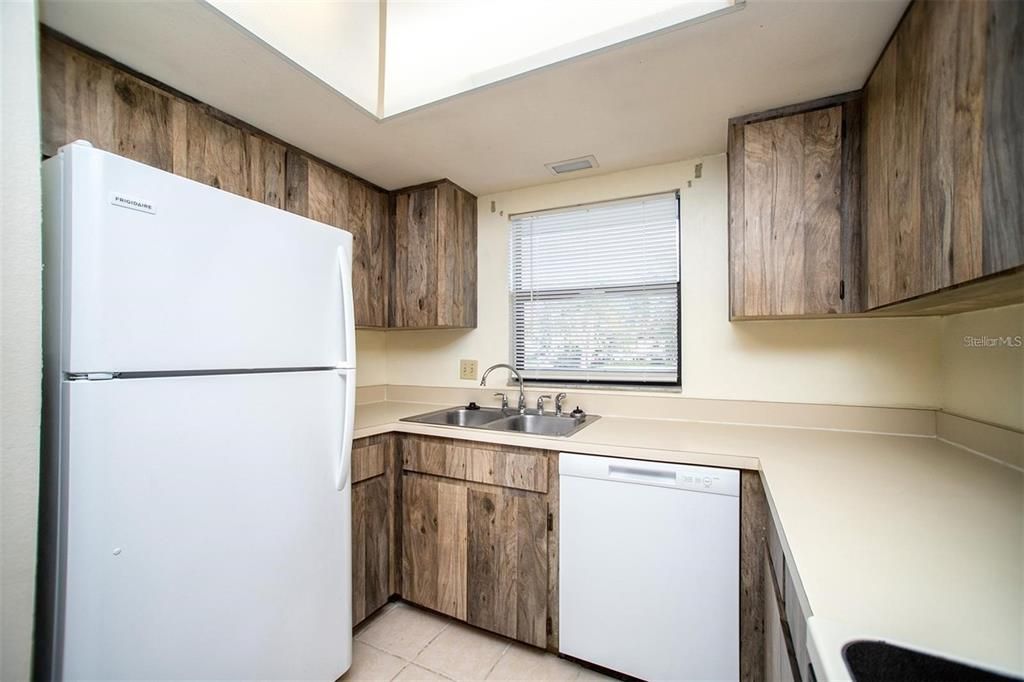 Active With Contract: $164,900 (2 beds, 2 baths, 1090 Square Feet)