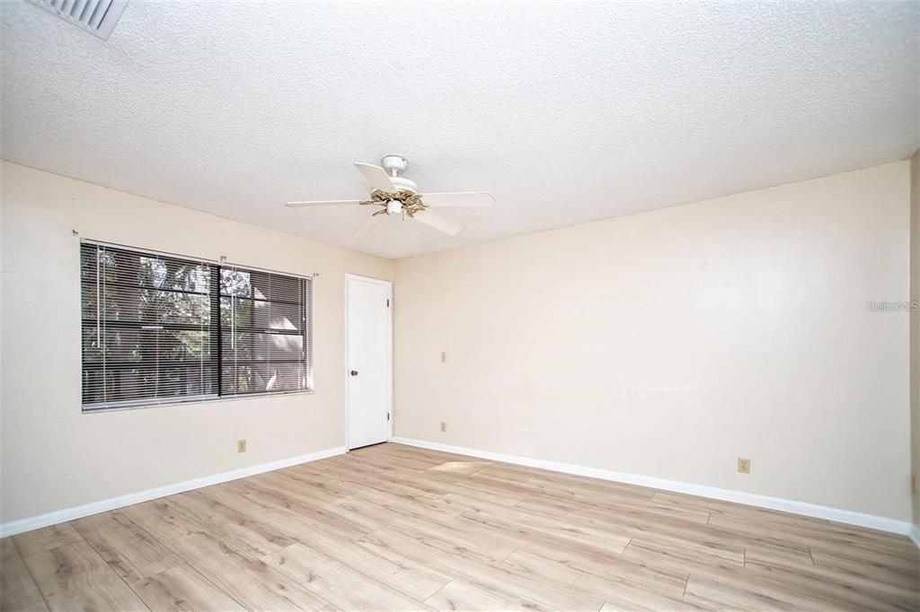 Active With Contract: $164,900 (2 beds, 2 baths, 1090 Square Feet)