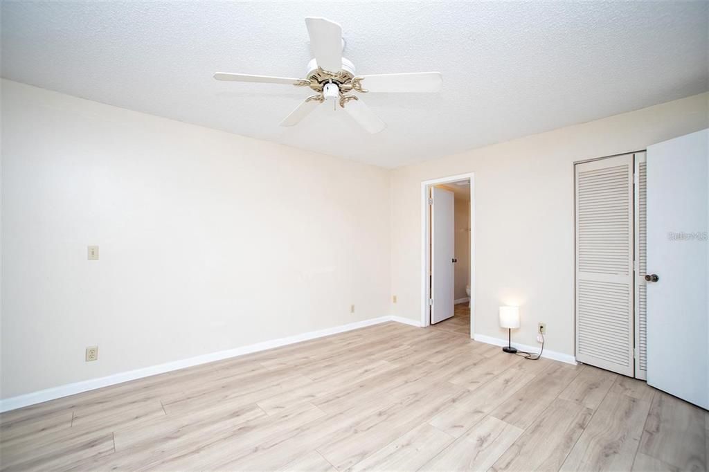 Active With Contract: $164,900 (2 beds, 2 baths, 1090 Square Feet)