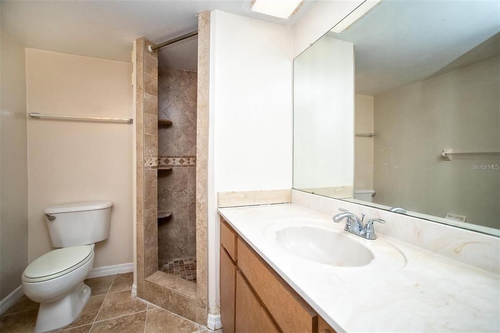 Active With Contract: $164,900 (2 beds, 2 baths, 1090 Square Feet)
