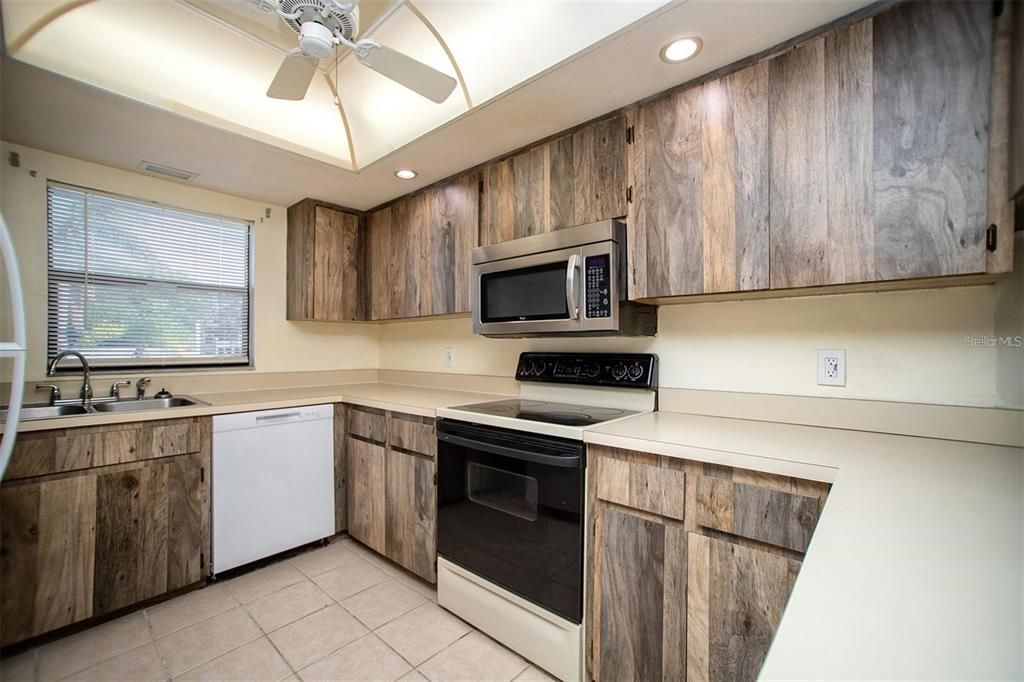 Active With Contract: $164,900 (2 beds, 2 baths, 1090 Square Feet)