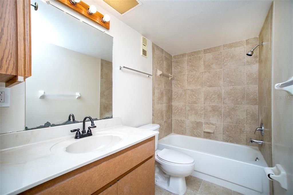Active With Contract: $164,900 (2 beds, 2 baths, 1090 Square Feet)