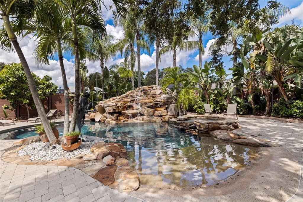 待售: $1,600,000 (5 贝兹, 5 浴室, 4521 平方英尺)