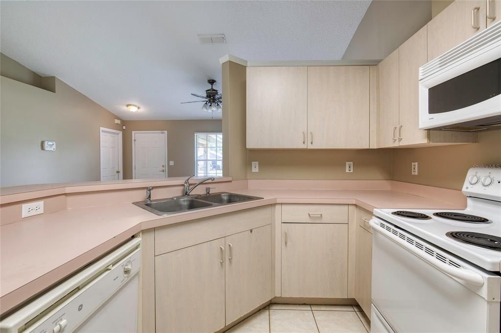 Active With Contract: $269,900 (3 beds, 2 baths, 1089 Square Feet)